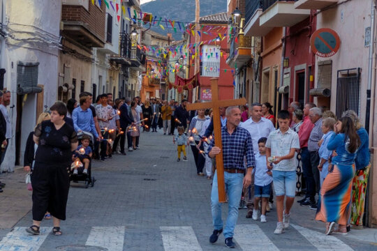 Processó amb la creu i l'arbre al fons. Foto: Coneixercanals.com