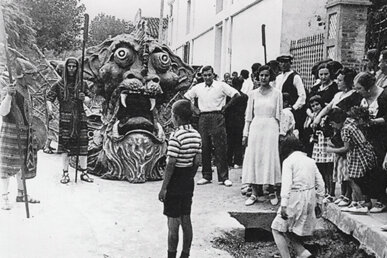 La Cuca Fera anava acompanyada per homes amb túnica i llances, 1934