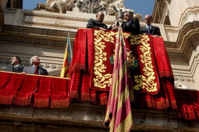 Baixant la Senyera pel balcó