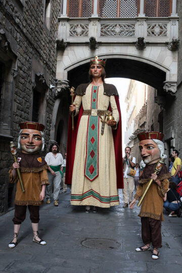 Els capgrossos macers i el gegant de la ciutat