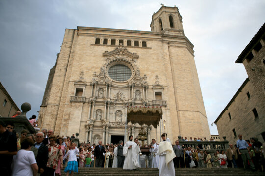 La baixada per les escales de la Catedral