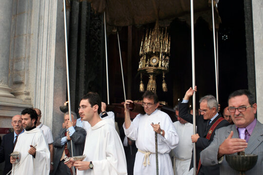 La Custòdia sortint de la Catedral