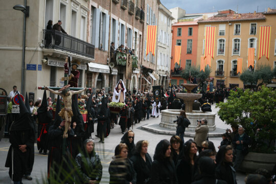 La processó al pas per una plaça