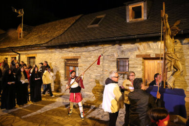 Un dels ballarins apuntant al Crist amb la llança