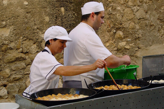 Preparant els bunyols. Foto: Mallorcaweb.com