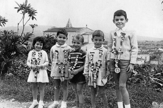 Foto antiga de nins amb rosaris de llepolies