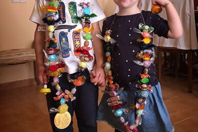 Nin i nina amb el rosari penjat