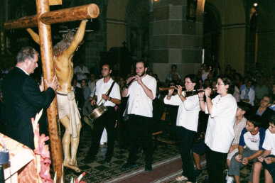 Gralles davant la imatge del Sant Crist