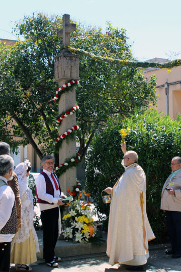 Benedicció de la creu de terme engalanada
