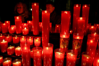 S'ofrenen milers de ciris a la santa