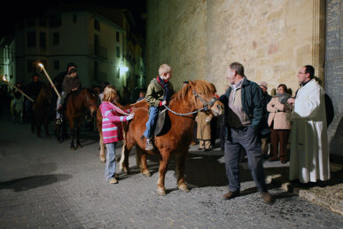 La processó passant per davant el sacerdot
