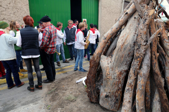 Fogueró davant un garaig