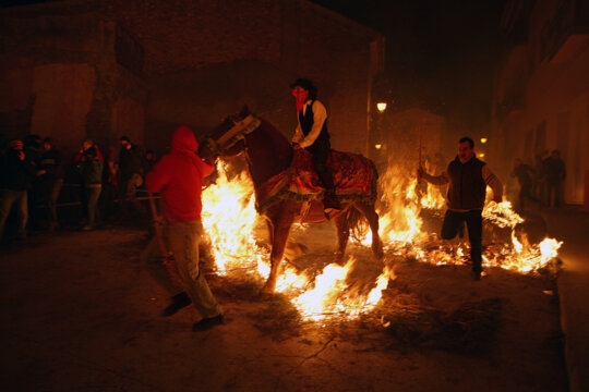 ...que va esquivant les flames com pot