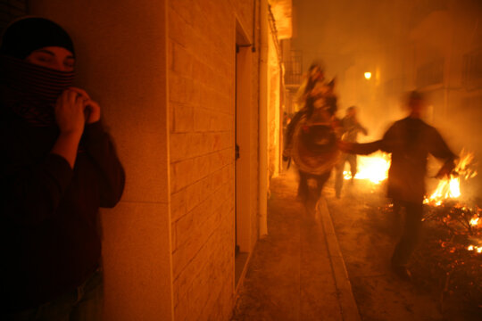El foc i el fum omplen el poble