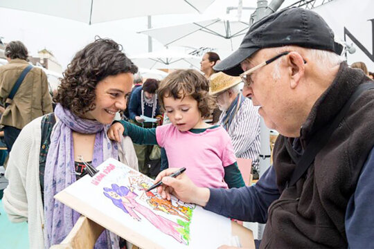 Creació del Llibre Gegant de Contes. Foto: Institut Municipal d'Acció Cultural