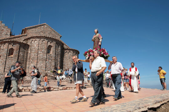 El sant és passejat en processó