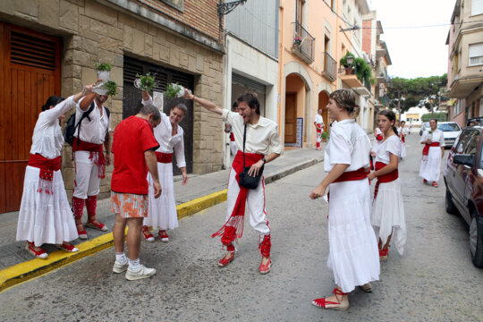 Ruixen als vianants que es troben pel carrer