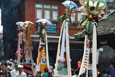 Al final s'ajunten centenars de figures