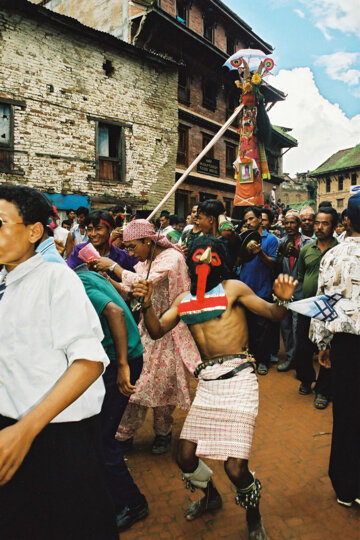 Emmascarats i transvestits van davant les figures