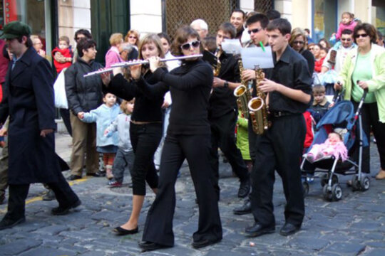 Un grup de músics acompanya la geganta
