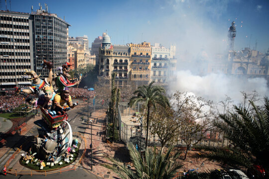 Falla i mascletà a la plaça de l'Ajuntament