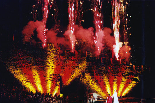 Les muralles amb llums i focs artificials