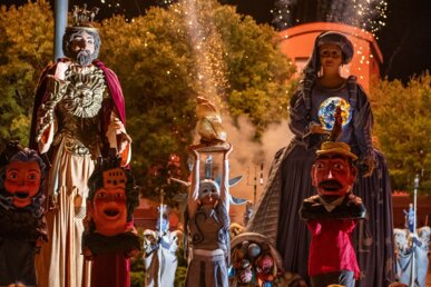 Els Gegants i Gaià amb el seu talismà