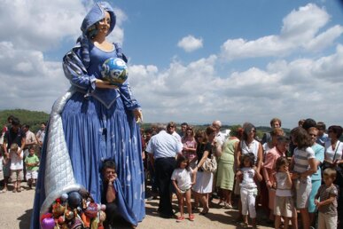 La geganta Terra durant la cercavila. Foto: Ajuntament de Sant Llorenç d'Hortons
