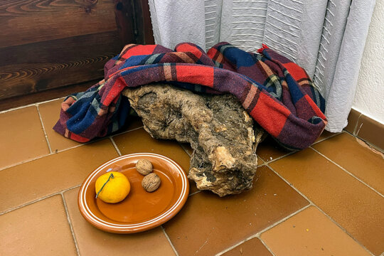 Un tió amb la seva menja