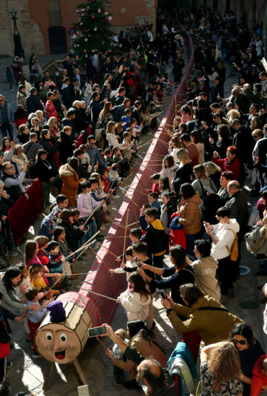 La plaça s'omple per fer cagar el tió