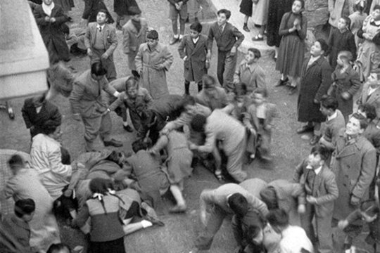Canalla plegant confits en un bateig, 1954 Foto: Arxiu CM