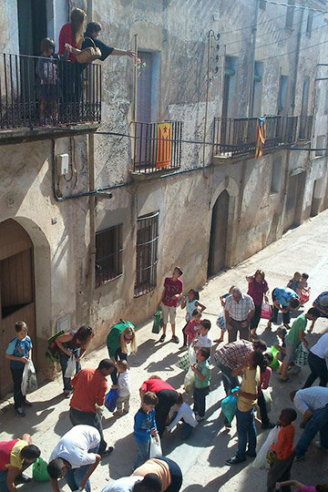 Plegant confits a la Cabra del Camp, 2011. Foto: Rosa Canela.
