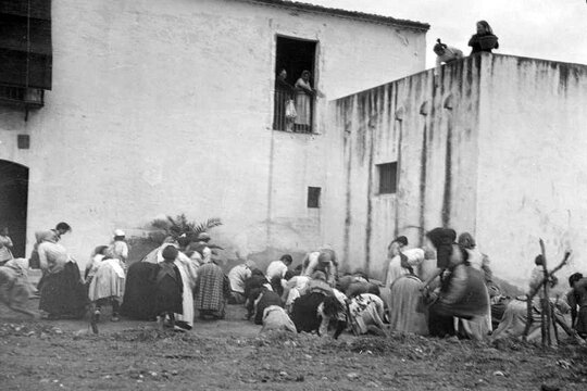 Tirar bateig a Vilajuïga, 1918 (?) Foto: Tomàs Carreras i Artau (Arxiu d'Etnografia i Folklore de Catalunya)