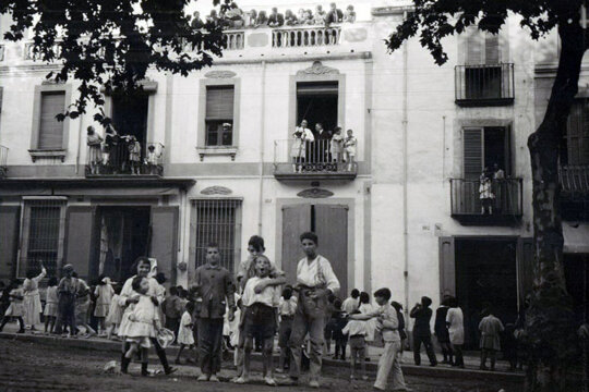 Tirar bateig a Arenys de Mar, 1923. Foto: Tomàs Carreras i Artau (Arxiu d'Etnografia i Folklore de Catalunya)
