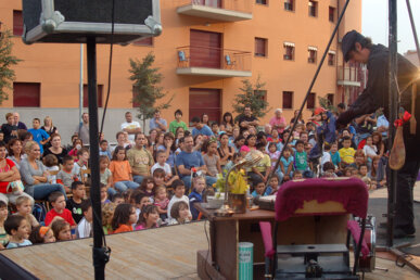 Actuació en una plaça del barri