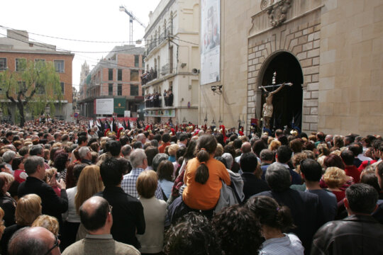 La plaça és plena de gom a gom