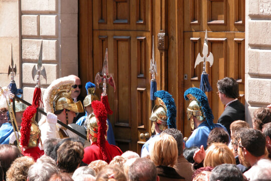 El Capità Manaies truca a la porta de l'església