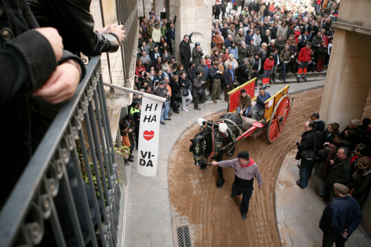 Carro encarant el carrer major